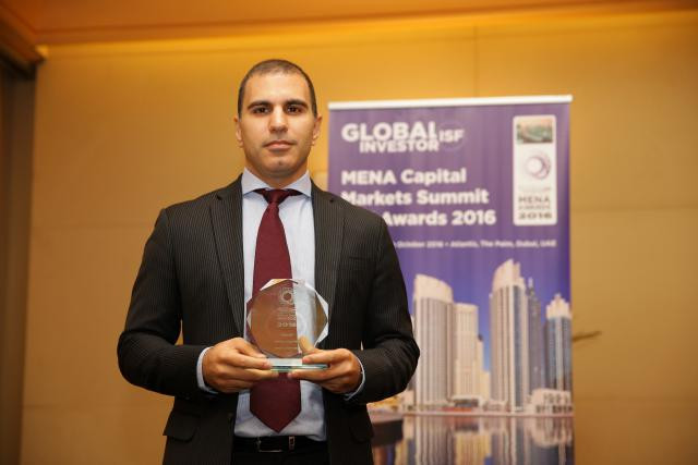 Bishr Shiblaq, collaborateur senior, responsable du bureau de Dubaï, avec l’award. (Photo: Arendt & Medernach)