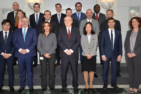 Gaston Reinesch, président de la BCL, entouré des nouveaux agents. (Photo: BCL)