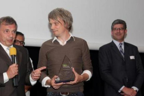 Olivier Raulot (iNUI) a remporté le premier prix du concours Cyel 2011. A sa gauche, Jeannot Krecké, ministre de l'Economie.  (Photo: Luc Deflorenne)