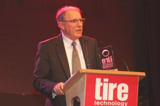 Marc Junio (directeur général du GIC*L) avec le Tire Technology Award pour l’Innovation et l’Excellence. (Photo: Goodyear)