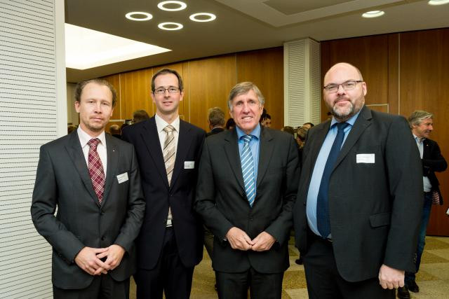(de g. à dr.) Thierry Hirtz, président, Centre de ressources des technologies et de l’innovation pour le bâtiment (CRTi-B) ; Christian Reding, secrétaire général, CRTI-B ; François Bausch, ministre du Développement durable et des Infrastructures ; Joël Schons, administrateur Stugalux Construction SA (Photo: Neomag Marie De Decker)