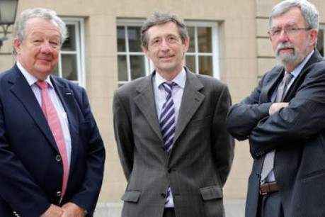 Jeannot Waringo (à droite), ainsi que le directeur général Alex Kremer (à gauche) ont remercié François Jaeger (Photo : Christof Weber)