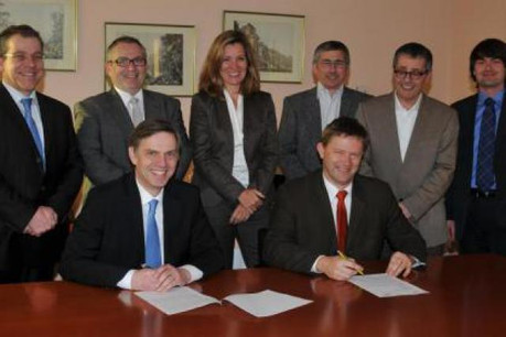 Paul Schmit, président de la CNS et Paul Peckels, directeur des Services Financiers Postaux de P&T Luxembourg (Photo : Entreprise des Postes et Télécommunications)