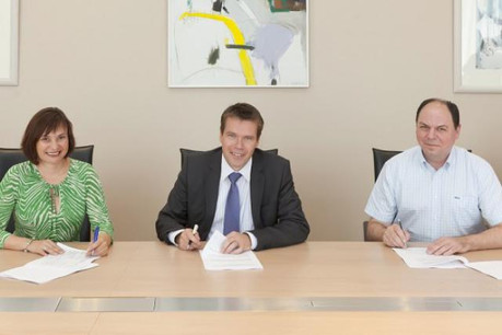 Céline Conter (LCGB), Claude Strasser (directeur Général de l’EPT) et Christian Sikorski (OGBL) (Photo: EPT)