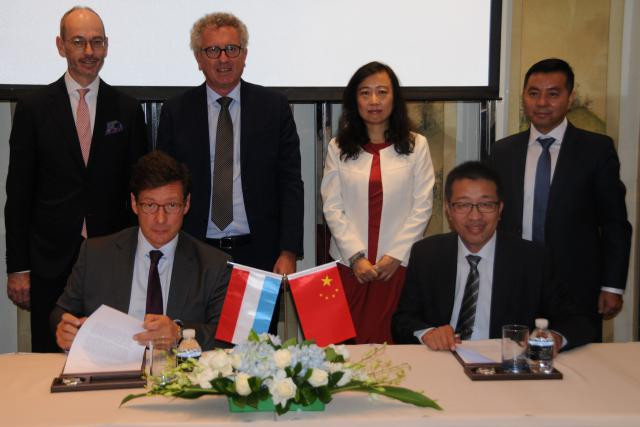 MOU was signed by Mr. Nicolas Mackel, LFF (on the left) and Mr. Wang Shugui (on the right), witnessed by the Minister of Finance, Mr. Ambassador Marc Hübsch and Ms. YUAN Wei, President of Tus-Holdings etc. (Photo: Lhoft)