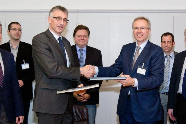 Prof. Rainer Klump, recteur de l’Université du Luxembourg, et Georges Rassel, directeur général de Paul Wurth, signent l’accord de partenariat. (Photo: Paul Wurth)