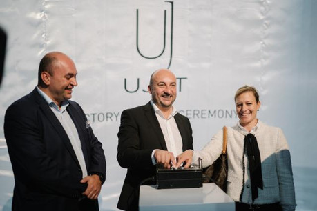 Le vice-Premier Ministre et ministre de l’Économie a inauguré l’usine entouré de Konstantin Notman et de Christine Schweich, bourgmestre de Mondercange-Foetz. (Photo: @Ujet)