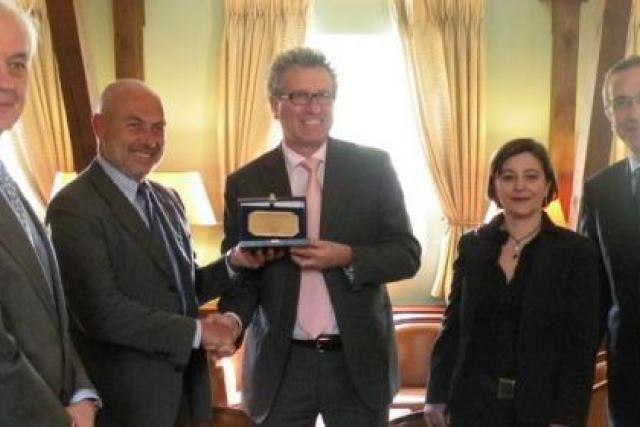 Pierre Gramegna reçoit un prix de reconnaissance. (Photo: Camera di Commercio Italo-Lussemburghese a.s.b.l.)