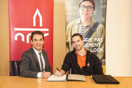 Luc Sinner, chef adjoint du service Marketing de la BCEE, et Charel Muller, président de l’Acel, lors de la signature du contrat de partenariat. (Photo: BCEE)