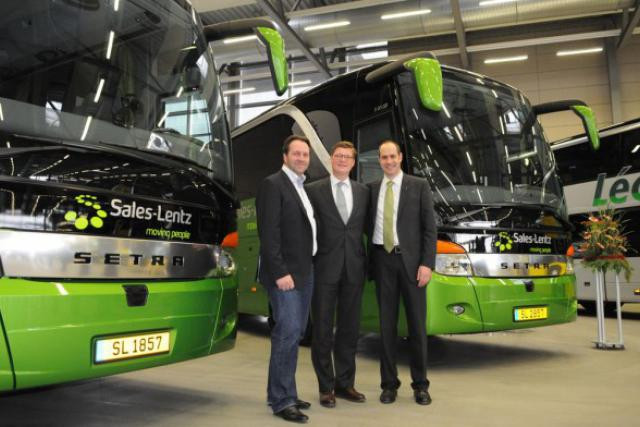 Marc Sales et Jos Sales (Sales-Lentz), avec Till Oberwörder (Daimler Bus), au centre (Photo: Sales-Lentz)