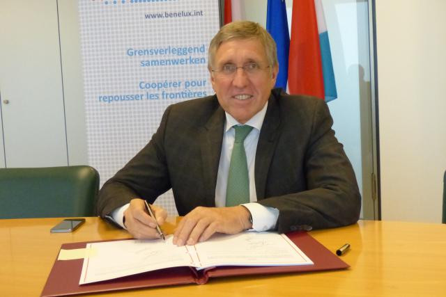 François Bausch, signant le traité Benelux relatif à la coopération transfrontalière en matière d'inspection du transport routier (Photo: MDDI)