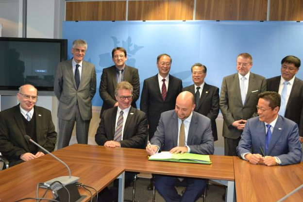 Le ministre de l’Économie a signé une convention pour soutenir les efforts de recherche et développement de la société IEE. (Photo: MECO)
