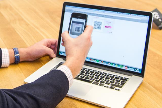 Il suffit de scanner un code QR en utilisant l’app Yapital sécurisée sur votre smartphone, de confirmer le montant et c’est fait. (Photo: Charles Caratini)