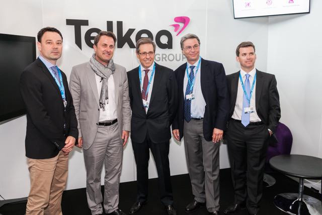 Daniel Magitteri, directeur général de Telkea et Xavier Bettel à gauche, Olivier Penin, directeur sales & marketing à droite. (Photo: Telkea)