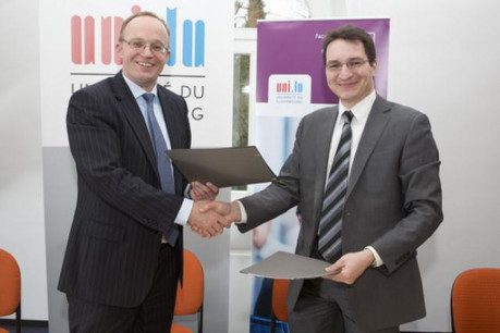 Le professeur Stefan Braum et le professeur Oleg Zamulin signent une coopération universitaire dans le domaine de l'économie. (Photo: Michel Brumat / Université du Luxembourg)