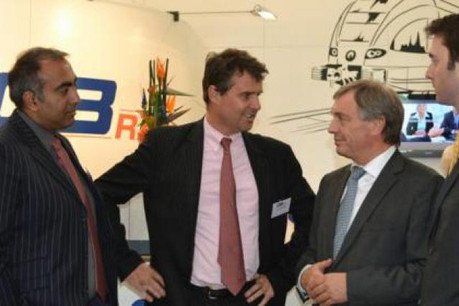Jeannot Krecké avec des collaborateurs de CB Rail. (Photo: MECE)