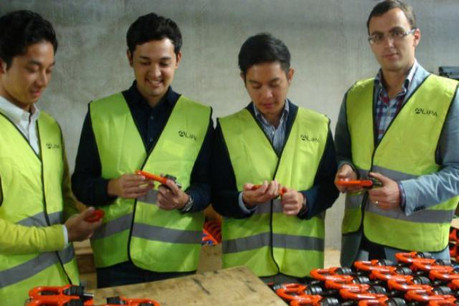 Visite de l'atelier de production de Codipro à Wiltz pour Ken Tanaka et d'autres auxiliaires japonais du programme Yes (Photo: Codipro)