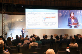 Debora Revoltella, économiste en chef à la Banque européenne d’investissement, présentant le rapport d’investissement de la BEI 2023-2024 lors du Forum du groupe BEI. (Photo: Marie Russillo/Maison Moderne)