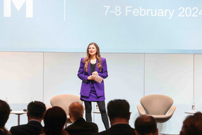 MC Nathalie Reuter, de Walk the Talk, lors du Forum du Groupe BEI, le 8 février 2024. (Photo: Marie Russillo/Maison Moderne)