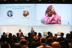 Shirin Wheeler, conseillère principale, communication internationale et partenariats à la Banque européenne d'investissement, et Wopke Hoekstra, commissaire européen à l'action pour le climat, lors du "Fireside chat : Prendre le pouls de la transition verte " au Forum du Groupe BEI. (Photo: Marie Russillo/Maison Moderne)
