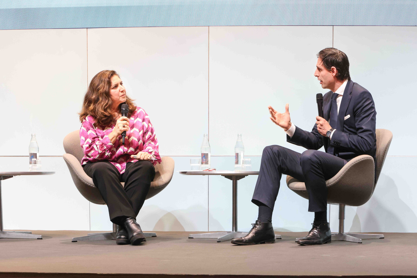 Shirin Wheeler, conseillère principale, communication internationale et partenariats à la Banque européenne d'investissement, et Wopke Hoekstra, commissaire européen à l'action pour le climat, lors du "Fireside chat : Prendre le pouls de la transition verte " au Forum du Groupe BEI. (Photo: Marie Russillo/Maison Moderne)