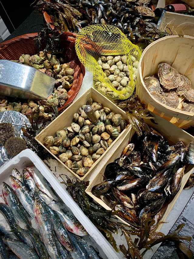 Sur les étals bien achalandés, coquillages et crustacés…  (Photo: Maison Moderne)