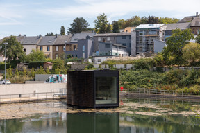 Floater: Un gîte insolite suspendu unique alliant design contemporain et patrimoine industriel. (Photos: Romain Gamba/Maison Moderne)