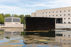 Floater: Un gîte insolite suspendu unique alliant design contemporain et patrimoine industriel. (Photos: Romain Gamba/Maison Moderne)