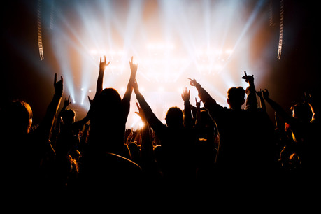 Comment le Covid-19 se propage-t-il dans une salle de concert où la promiscuité est réelle? C’est la question que propose de résoudre cette étude. (Photo: Shutterstock)
