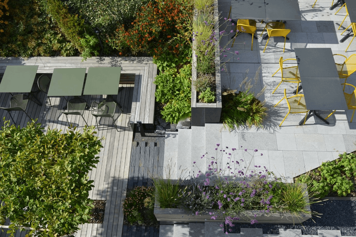 In Bourmicht, the new terrace of the Karp-Kneip building serves as both a welcoming space and a showcase for the expertise of Karp-Kneip and its partners Vereal, TSM Conduites, and GOCA. Photo: Chris Fasbender