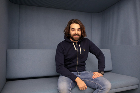 Pour Luca Guetti, la situation actuelle n’a pas vraiment transformé son travail de livreur, dans lequel le contact réel avec les clients reste rare quoi qu’il arrive… (Photo: Matic Zorman / Maison Moderne)