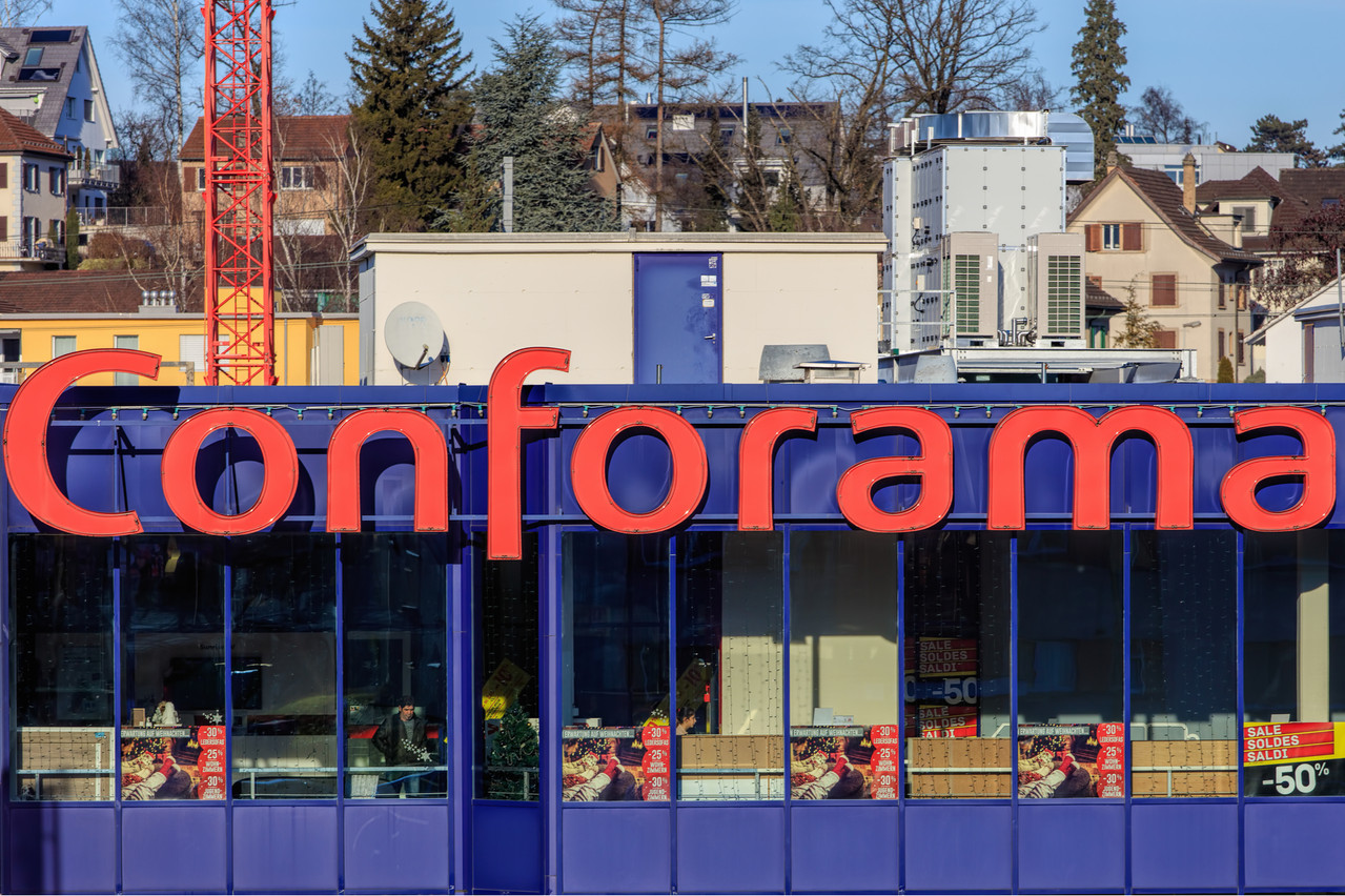 En proie à des pertes de 100 millions d’euros l’an dernier, Conforama a décidé de fermer 32 magasins de sa marque et 10 de Maison Dépôt. (Photo: Shutterstock)