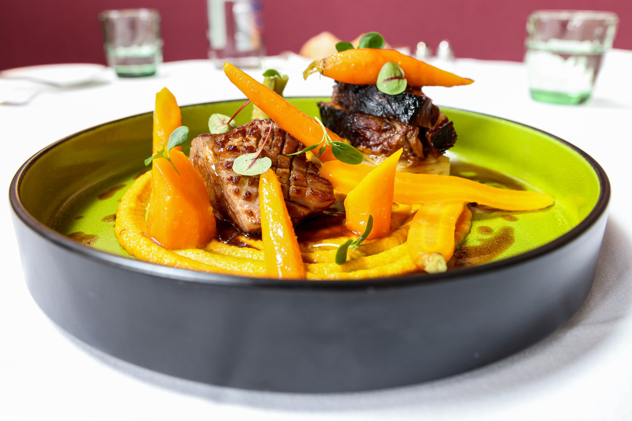 Le plat signature du chef, le magret d’agneau et son épaule confite au Pedro Ximenez, pommade de carottes au cumin, carottes glacées et gratinée de pommes de terre à la tartufata (Photo: Marie Russillo/Maison Moderne)