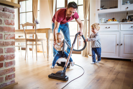 Au 21 mai, selon les chiffres officiels mais provisoires, 15.644 hommes avaient obtenu un congé pour raisons familiales contre 19.043 femmes. (Photo: Shutterstock)