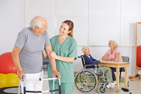 Le congé pour soutien familial, qui vise à venir en aide aux salariés du secteur privé et aux travailleurs indépendants qui se sont vus obligés d’arrêter de travailler le temps de la fermeture des établissements pour personnes en situation de handicap ou pour personnes âgées, sera prolongé au-delà de l’état de crise, et pourrait être élargi à des situations hors pandémie à l’avenir. (Photo: Shutterstock)
