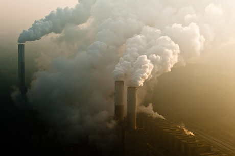 Les cheminées fumantes d’une centrale à charbon. (Photo: Shutterstock)