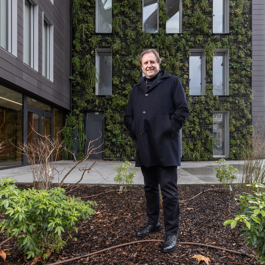 Roland Kuhn, devant le bâtiment rue Stumper. (Photo: Guy Wolff/Maison Moderne)