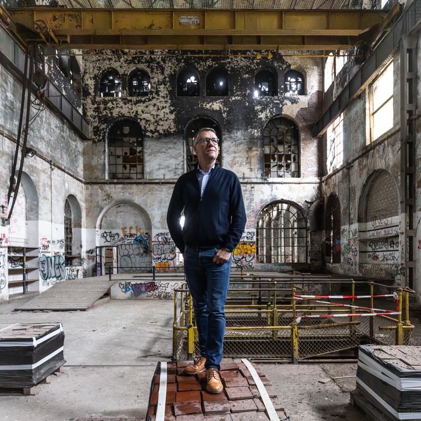 Éric Lux pose dans les anciens bâtiments de Rout Lëns, à Esch-sur-Alzette. (Photo: Guy Wolff/Maison Moderne)