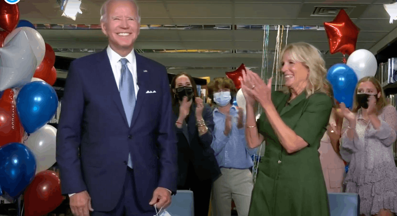 Joe Biden (ici aux côtés de son épouse Jill, lors de l’officialisation de sa nomination) bénéficie de soutiens de poids à l’heure de se lancer dans la campagne présidentielle contre Donald Trump. Y compris dans le camp républicain. (Photo: capture d’écran / Democrats)