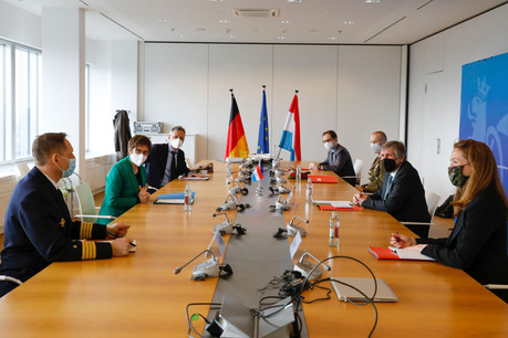 Annegret Kramp-Karrenbauer (deuxième à gauche) et François Bausch (deuxième à droite) lors de la réunion de lundi 22 mars. (Photo: SIP / Julien Warnand)