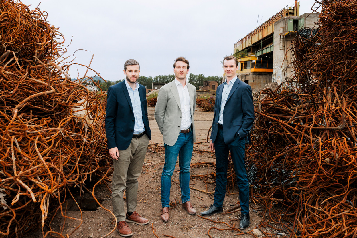 From left to right:  Pit Thines, Director of the Building Division; Jimmy Reinert, Project Management Service Coordinator; and Samuel Majerus, Director of the Environment & Sustainability Division at LSC360, combine their expertise to support the transformation of the former Metzeschmelz steelmaking brownfield site into a new mixed-use, sustainable district. (Photo: Julian Pierrot / Paperjam)