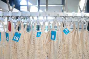 Chaque nageur reçoit son numéro et son filet. (Photo: Matic Zorman / Maison Moderne)