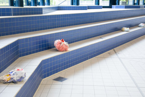 Chaque filet se dépose sur un emplacement déterminé pour faciliter le travail de désinfection. (Photo: Matic Zorman / Maison Moderne)