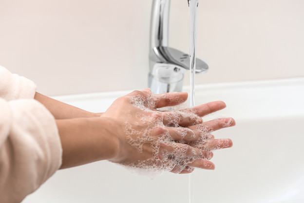 Se laver les mains fait partie des conseils de base recommandés par les autorités sanitaires pour éviter la propagation du virus. (Photo: Shutterstock)