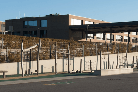 Ce lundi matin, l’École européenne a invité les parents qui ont séjourné dans des lieux touchés par le coronavirus pendant les vacances, en Asie et en Italie, à ne pas emmener leurs enfants à l’école pendant deux semaines. (Photo: Google Maps/Capture d’écran)