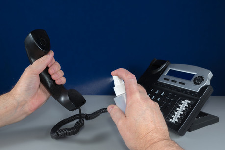 Pour limiter le risque de propagation du Covid-19, il s’agit de désinfecter régulièrement les surfaces et les objets dans les espaces de travail. (Photo: Shutterstock)