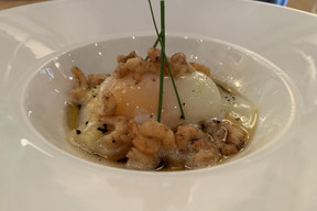 L’œuf parfait, purée de pommes de terre, crevettes de la mer du Nord et beurre noisette: un délice. (Photo: Paperjam)