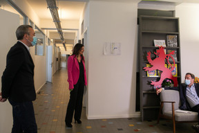 Matthieu Croissandeau, directeur éditorial, Nathalie Reuter, directrice des développements éditoriaux, et Xavier Bettel, Premier ministre ((Photo: Matic Zorman / Maison Moderne))