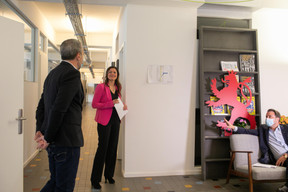 Matthieu Croissandeau, directeur éditorial, Nathalie Reuter, directrice des développements éditoriaux, et Xavier Bettel, Premier ministre ((Photo: Matic Zorman / Maison Moderne))