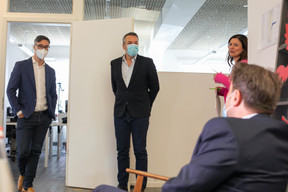 Julien Delpy, directeur du Paperjam Club, Matthieu Croissandeau, directeur éditorial, Nathalie Reuter, directrice des développements éditoriaux, et Xavier Bettel, Premier ministre ((Photo: Matic Zorman / Maison Moderne))